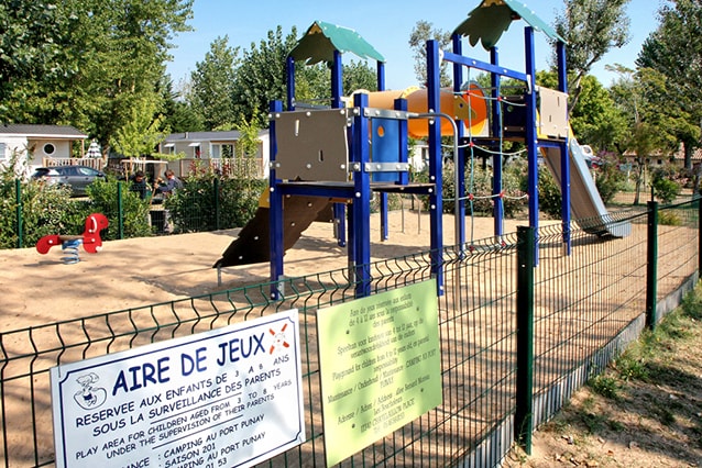 Aire de jeux pour enfants dans un camping proche de La Rochelle