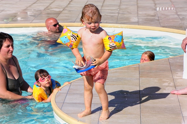 Détente autour de la piscine d'un camping à Châtelaillon-Plage