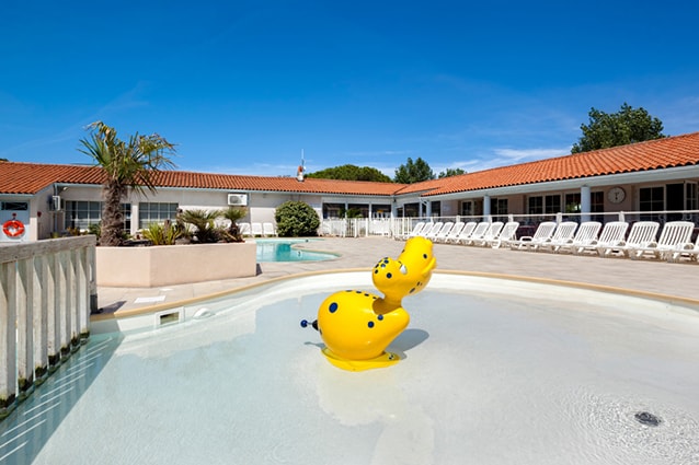 Piscine dans un camping de Charente-Maritime